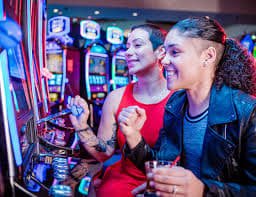 Aplikasi mobile arwana388 menampilkan dashboard terintegrasi untuk kasino langsung, sportsbook, dan slot